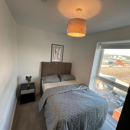 Deluxe Double Bed In Shared Apt Near Canary Wharf, City Airport & O2 Arena With Thames View ロンドン エクステリア 写真
