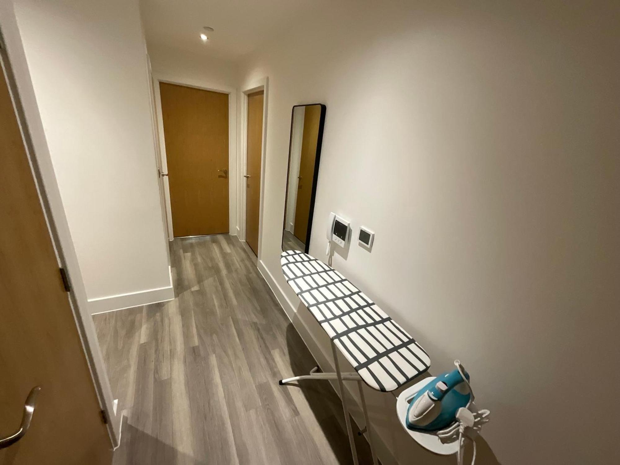 Deluxe Double Bed In Shared Apt Near Canary Wharf, City Airport & O2 Arena With Thames View ロンドン エクステリア 写真