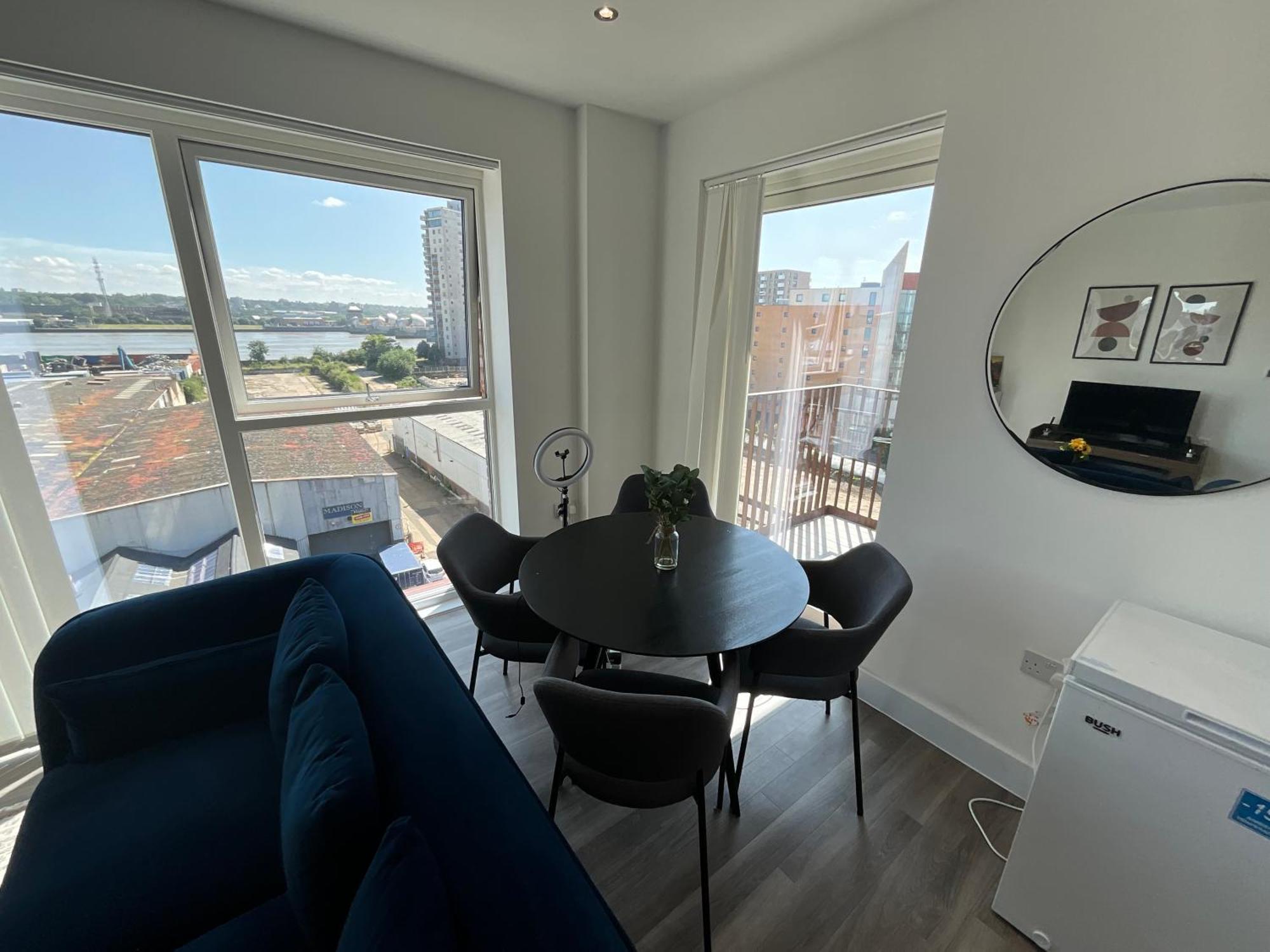 Deluxe Double Bed In Shared Apt Near Canary Wharf, City Airport & O2 Arena With Thames View ロンドン エクステリア 写真