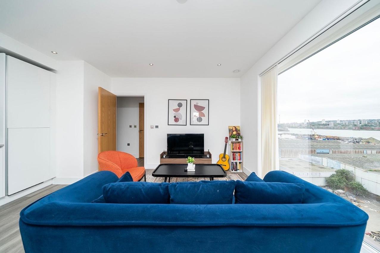 Deluxe Double Bed In Shared Apt Near Canary Wharf, City Airport & O2 Arena With Thames View ロンドン エクステリア 写真