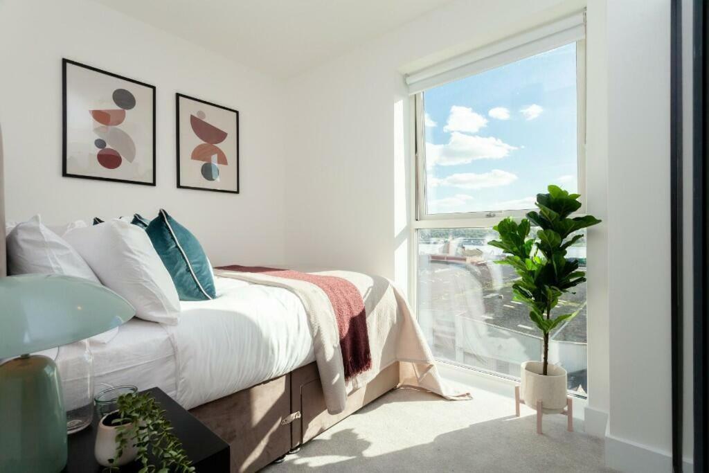 Deluxe Double Bed In Shared Apt Near Canary Wharf, City Airport & O2 Arena With Thames View ロンドン エクステリア 写真