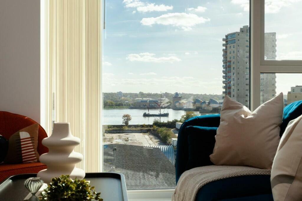Deluxe Double Bed In Shared Apt Near Canary Wharf, City Airport & O2 Arena With Thames View ロンドン エクステリア 写真