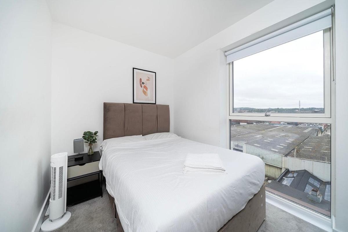 Deluxe Double Bed In Shared Apt Near Canary Wharf, City Airport & O2 Arena With Thames View ロンドン エクステリア 写真